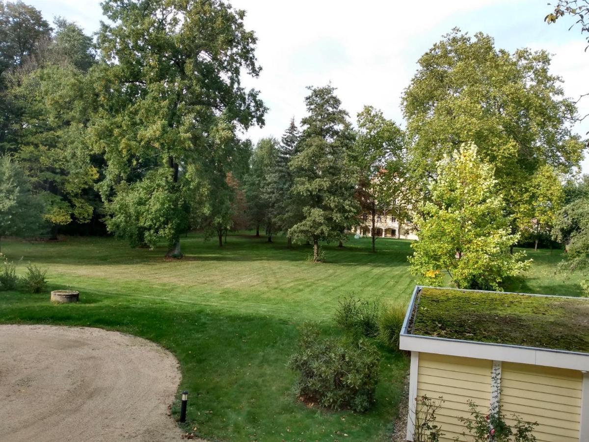 Orangerie Im Schlosspark Zu Arnsdorf Apartment Exterior photo