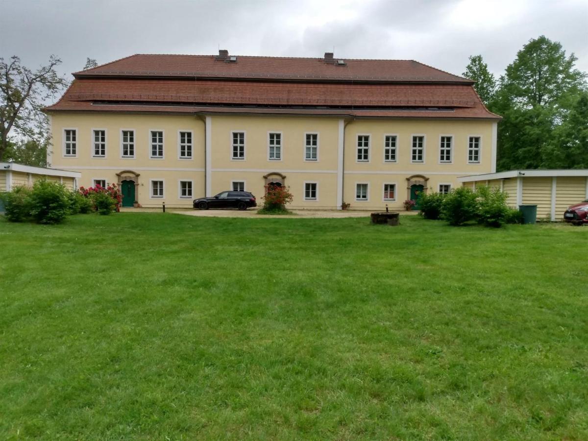 Orangerie Im Schlosspark Zu Arnsdorf Apartment Exterior photo