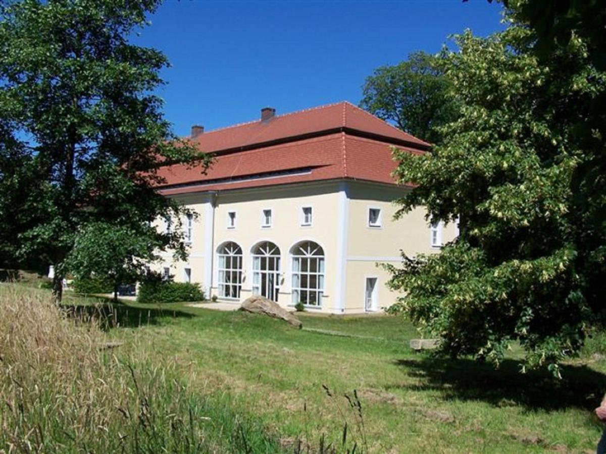 Orangerie Im Schlosspark Zu Arnsdorf Apartment Exterior photo