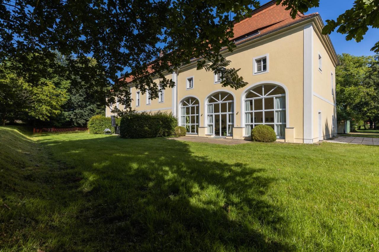 Orangerie Im Schlosspark Zu Arnsdorf Apartment Exterior photo