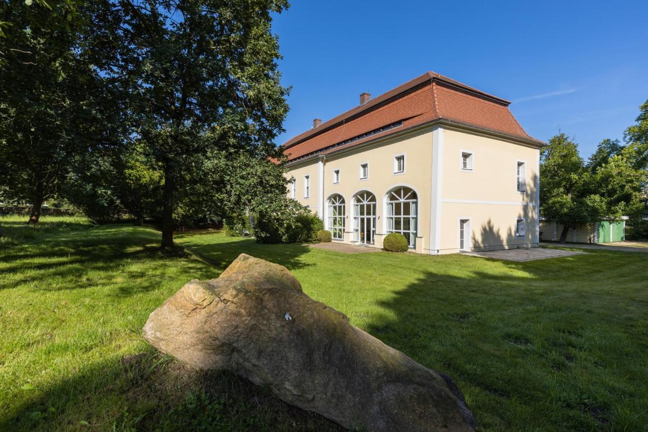 Orangerie Im Schlosspark Zu Arnsdorf Apartment Exterior photo