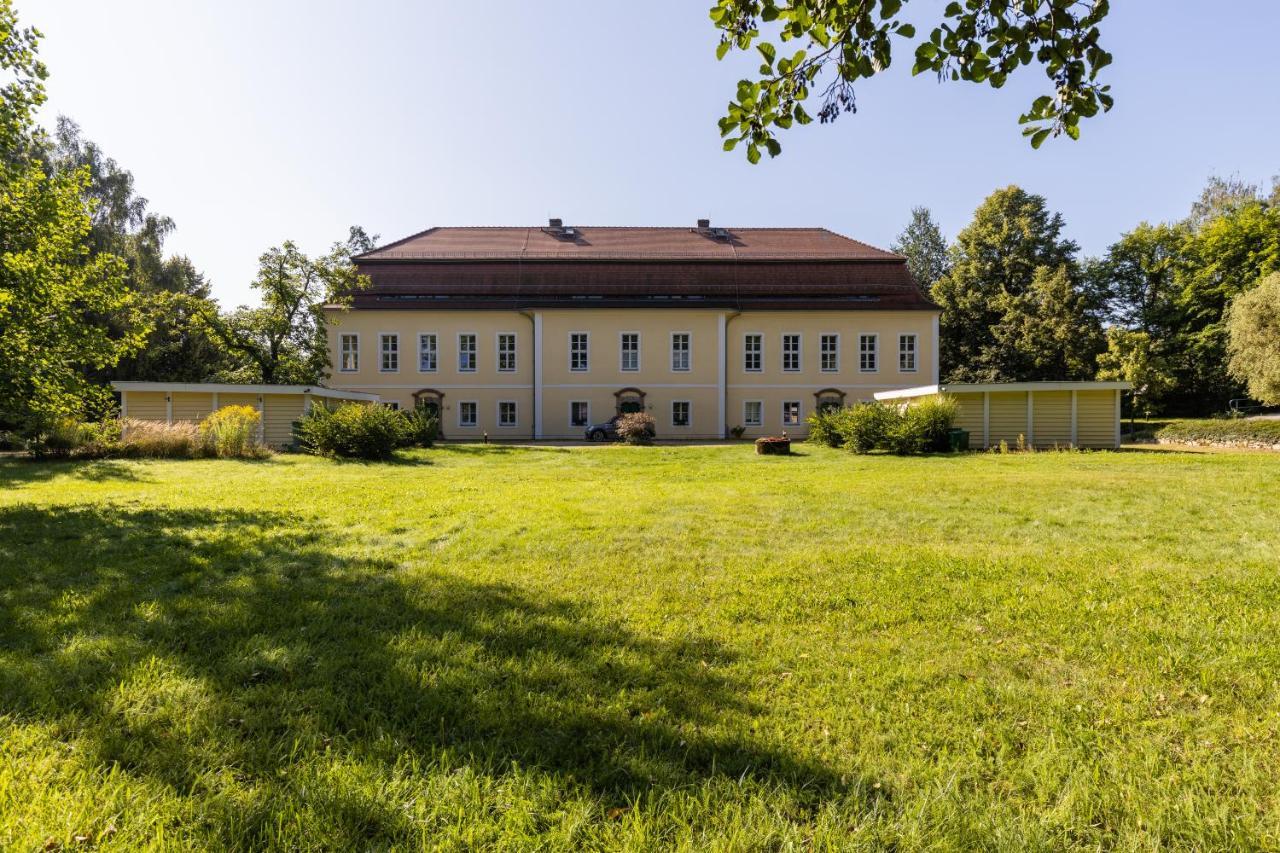 Orangerie Im Schlosspark Zu Arnsdorf Apartment Exterior photo